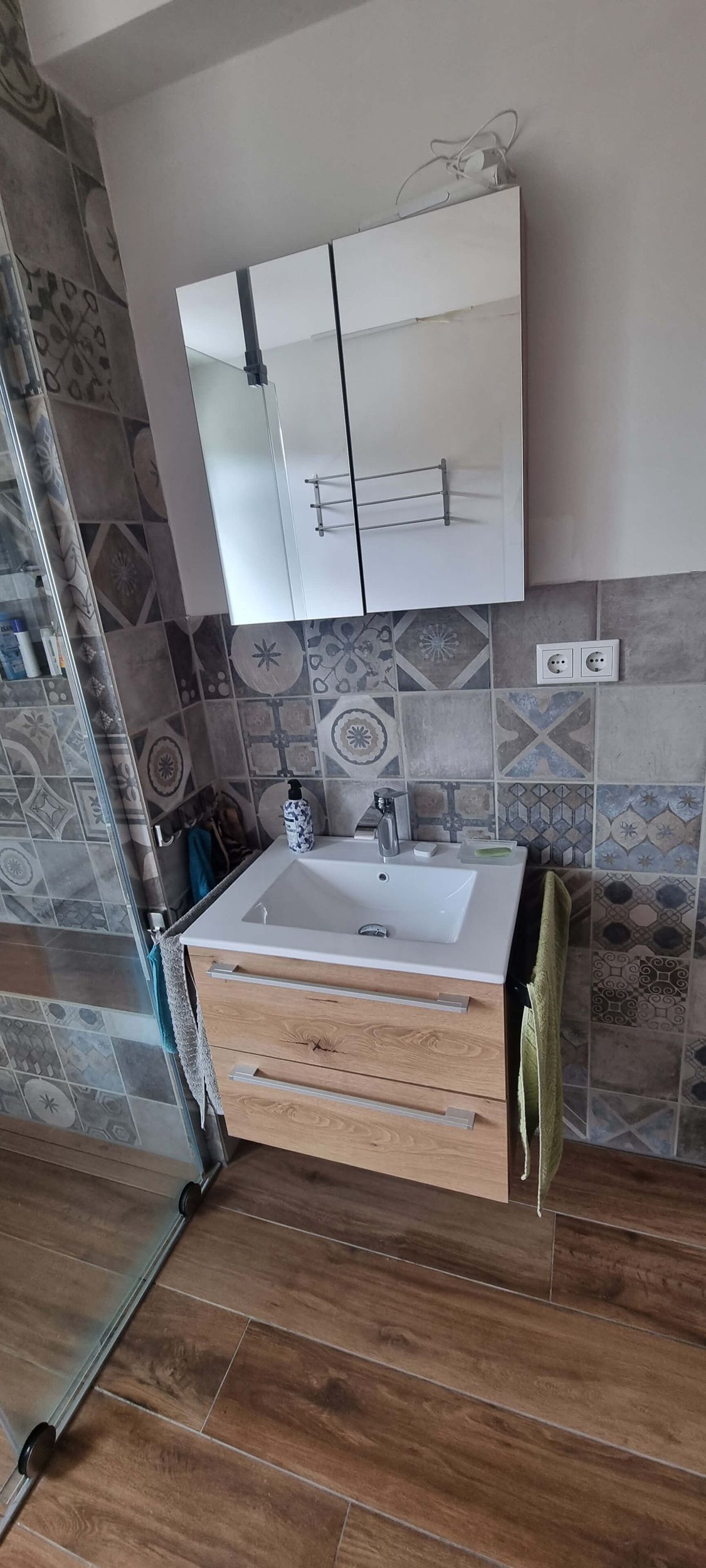 Ein Badezimmer mit Waschbecken und Spiegel.