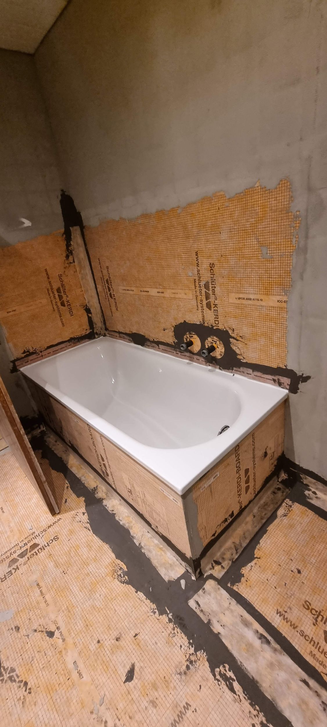 In einem Badezimmer, das gerade umgebaut wird, steht eine Badewanne.