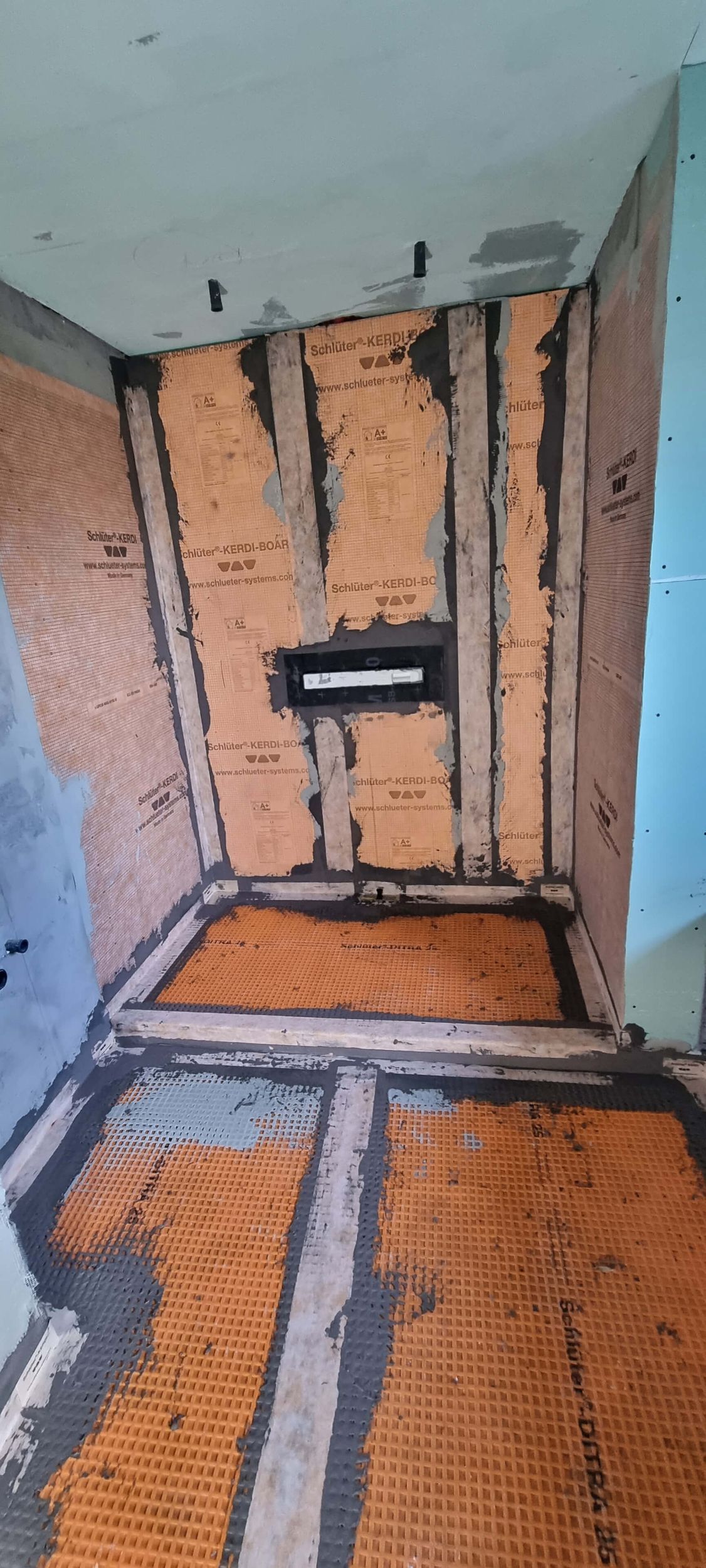 Ein Badezimmer wird renoviert und eine Dusche eingebaut.