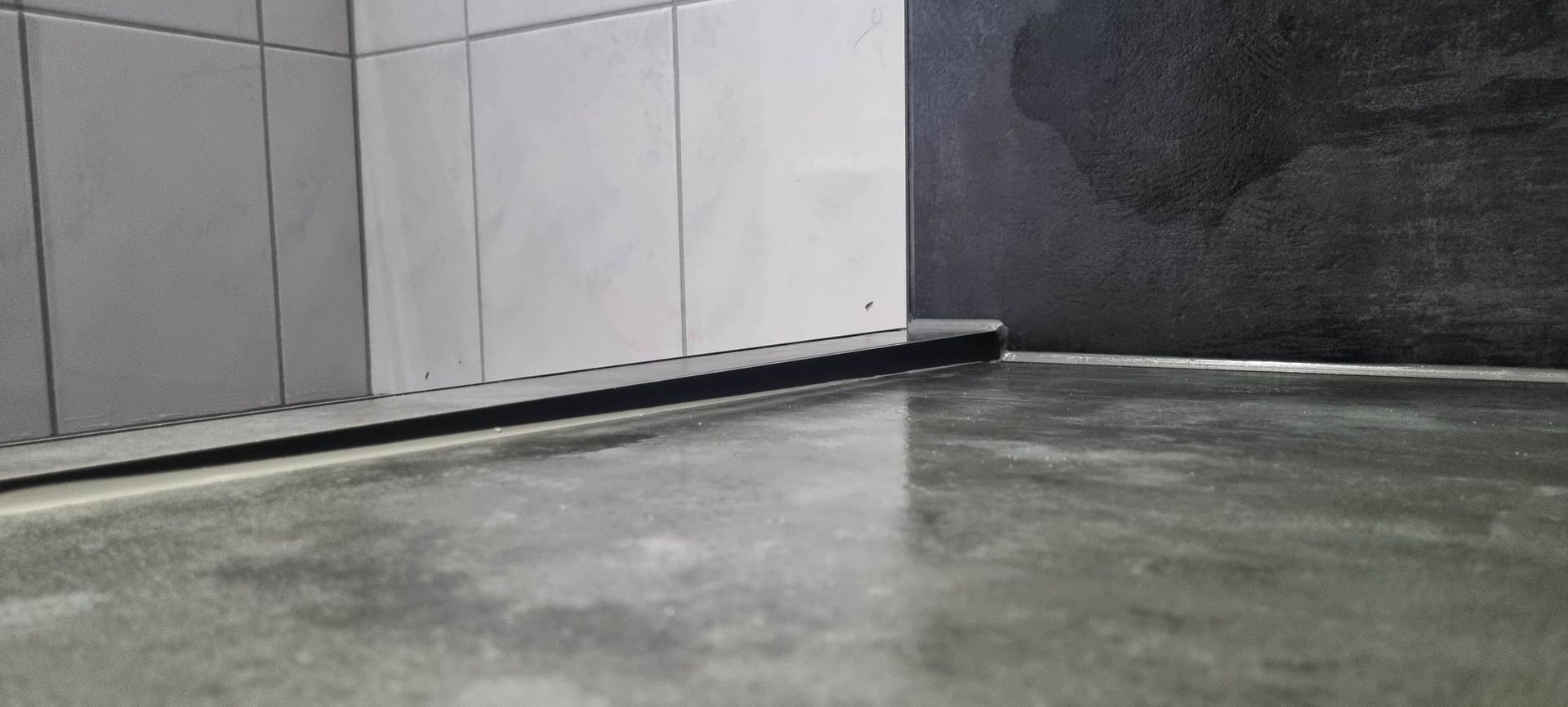 Eine Nahaufnahme eines Betonbodens in einem Badezimmer.