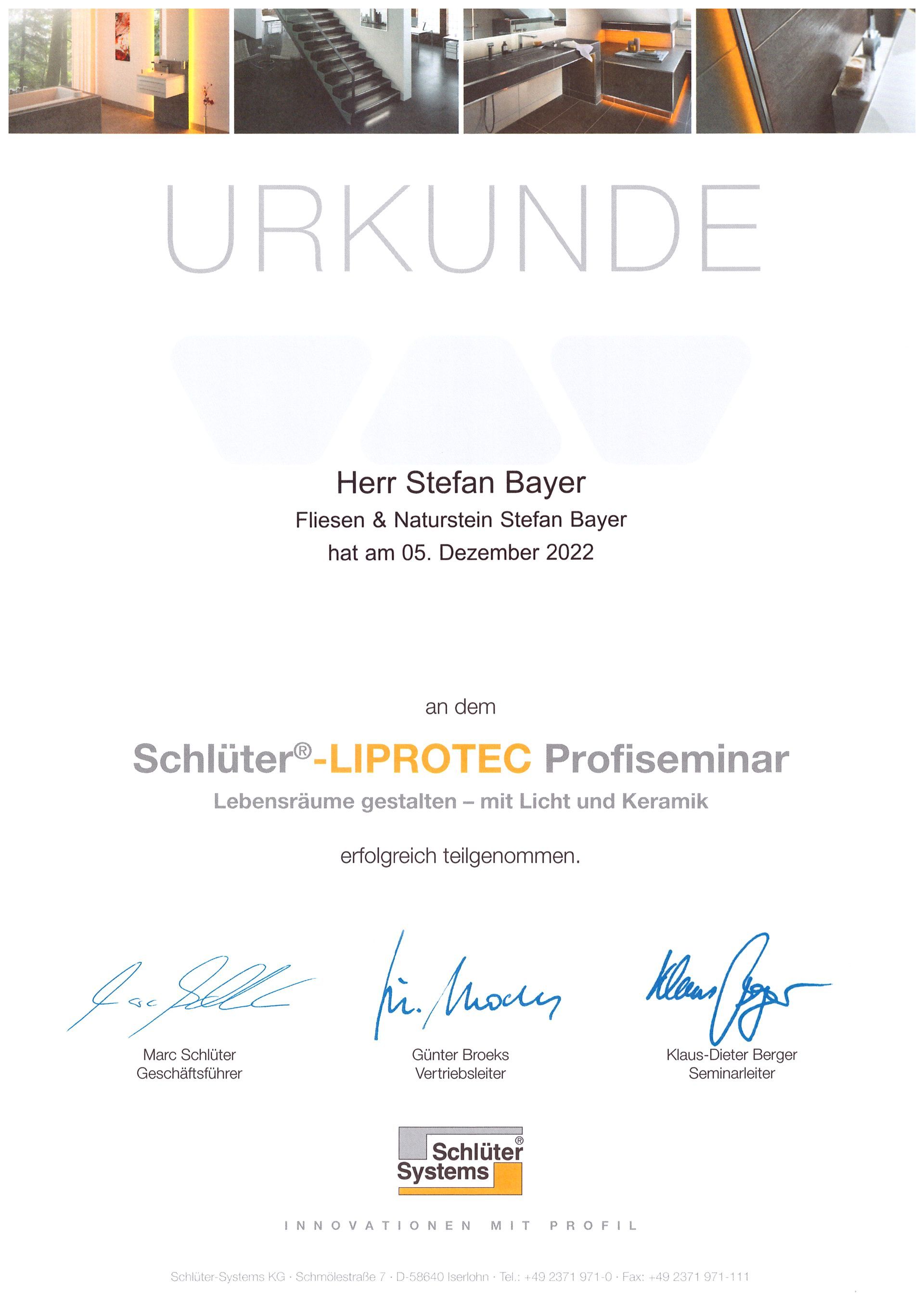 Eine Urkunde mit Unterschriften darauf mit der Aufschrift „Urkunde“.