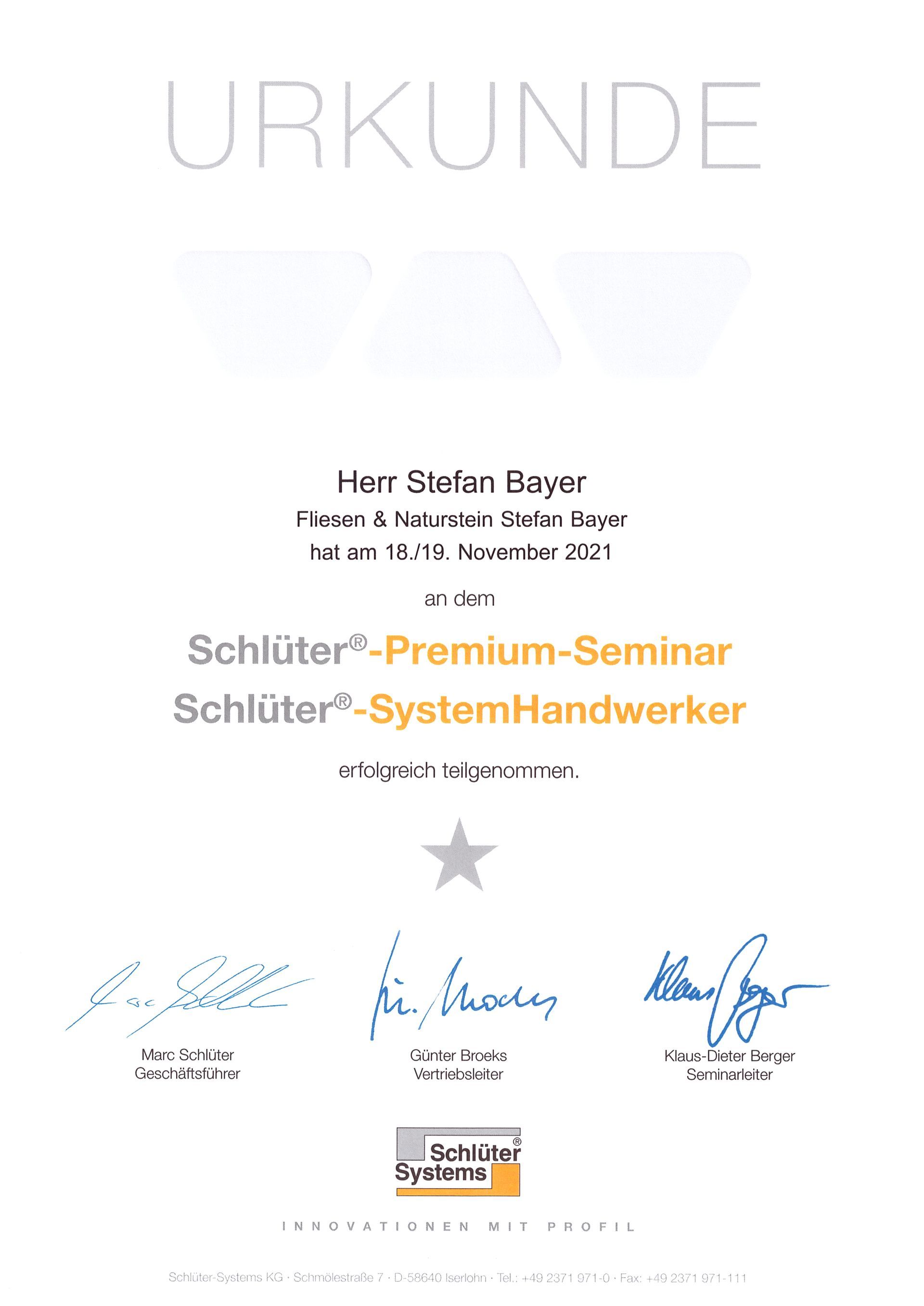 Eine Urkunde mit drei Unterschriften und einem Stern darauf.