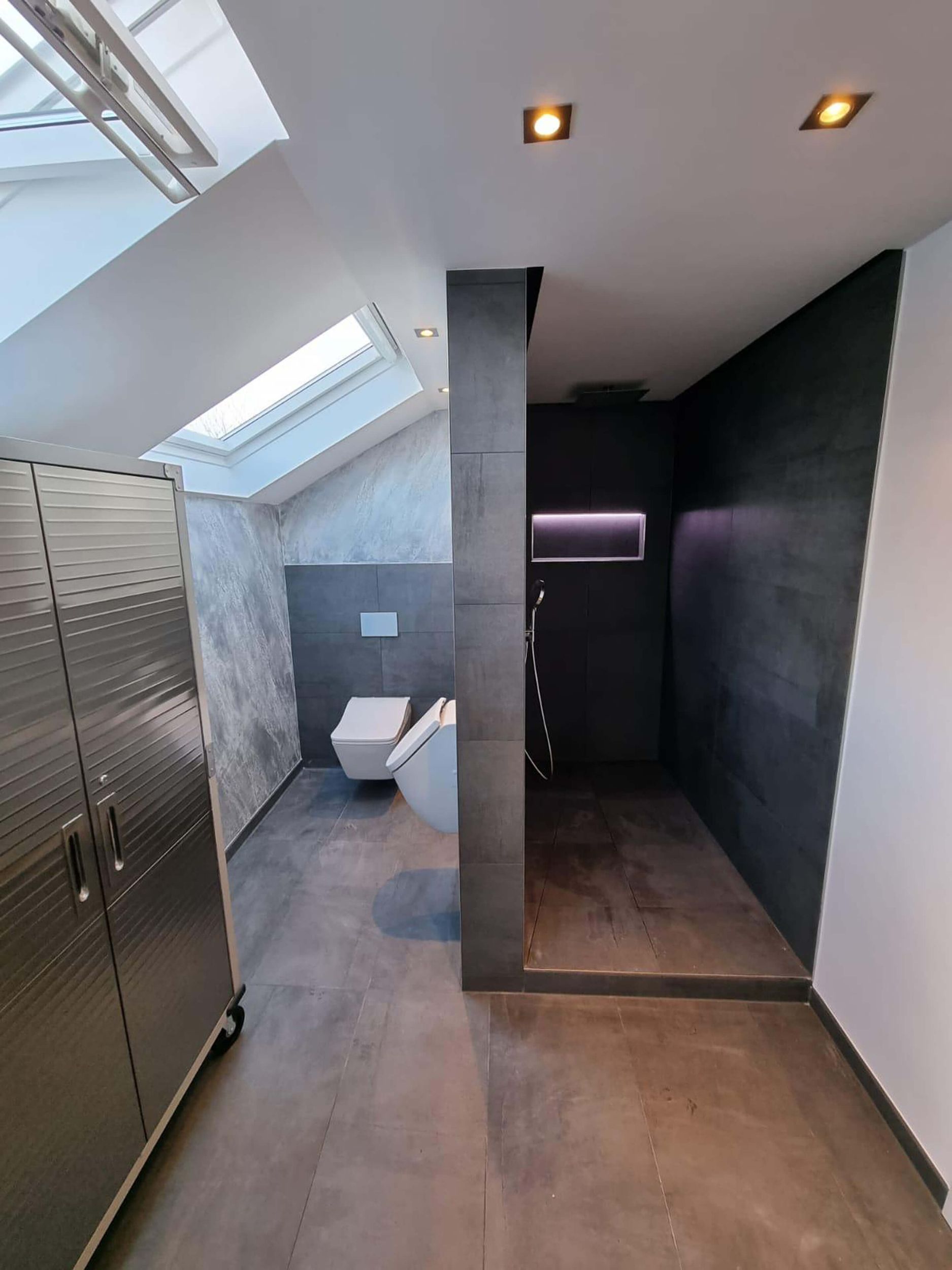 Ein Badezimmer mit Toilette, Waschbecken und Dusche.