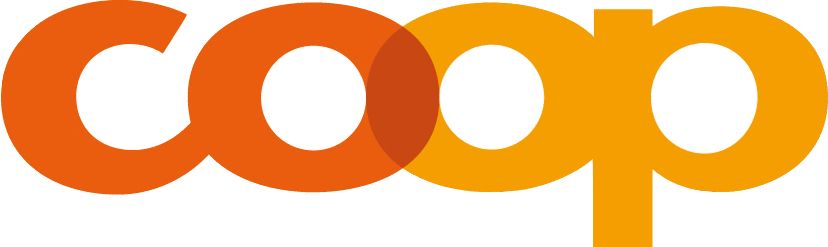 Das Wort „Coop“ steht in orangefarbenen Buchstaben auf weißem Hintergrund.