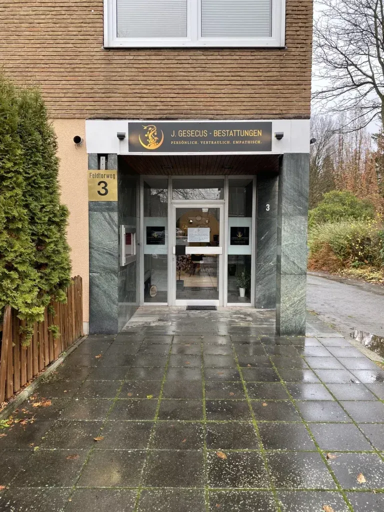 Eingang zum „Hink-Cursaal“ mit Glastüren, grünem Marmor und Gebäudenummer 3.