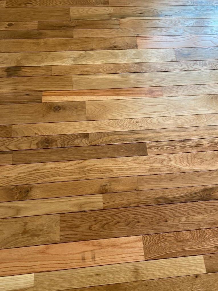 Un primer plano de un piso de madera en una habitación.