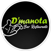 Logo circular negro de D&rsquo;manota Bar Restaurante con texto verde y blanco y mano estilizada blanca