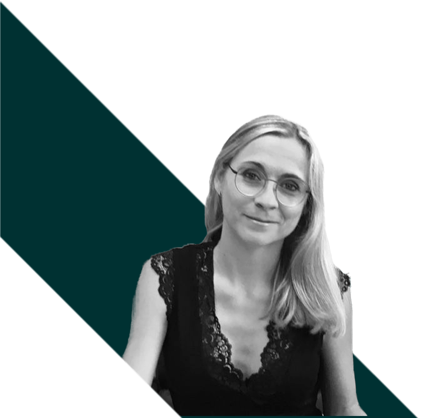 Maître Delphine Rabiller avec élément graphique en fond