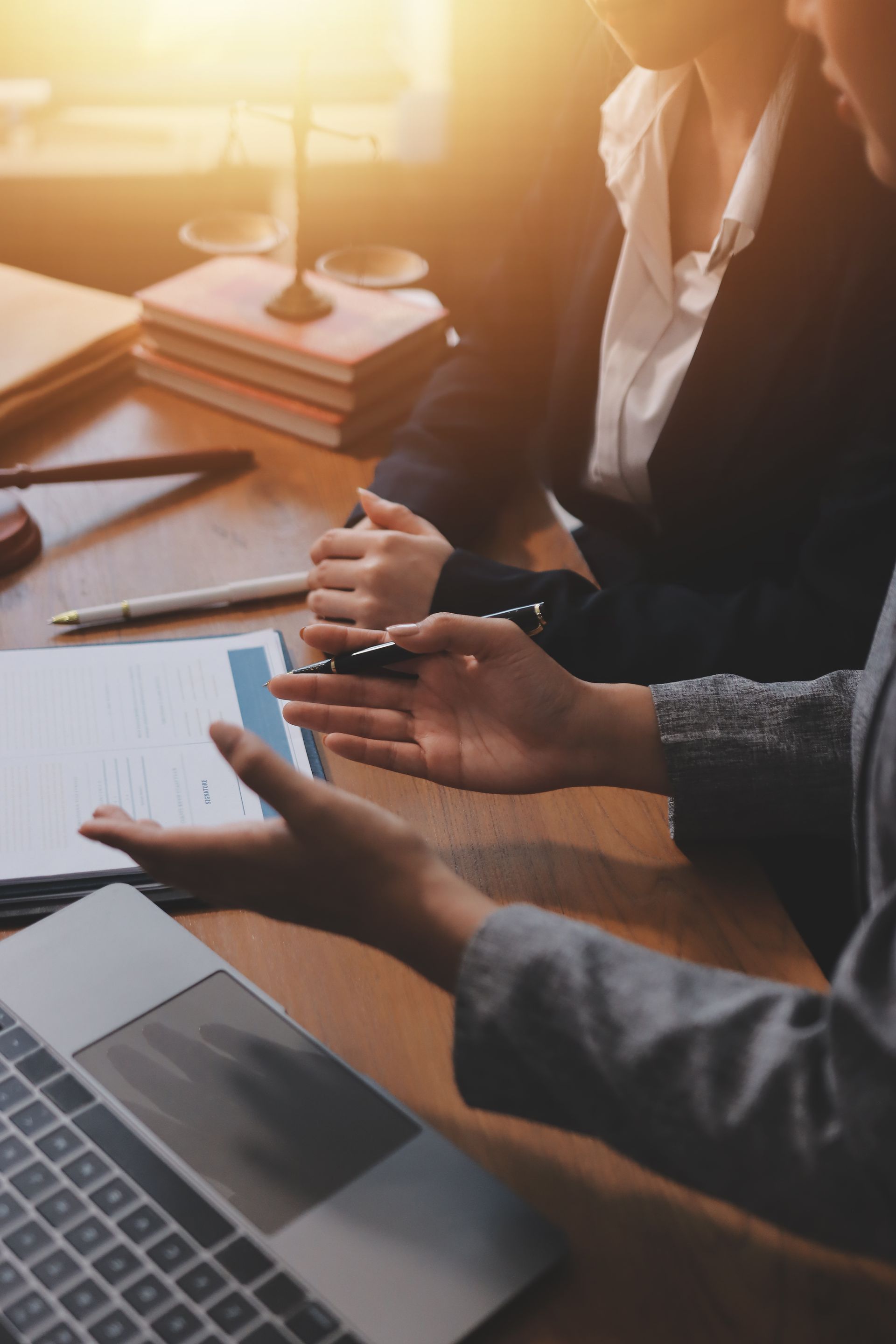 Deux personnes discutant devant un ordinateur dans un bureau d'avocat