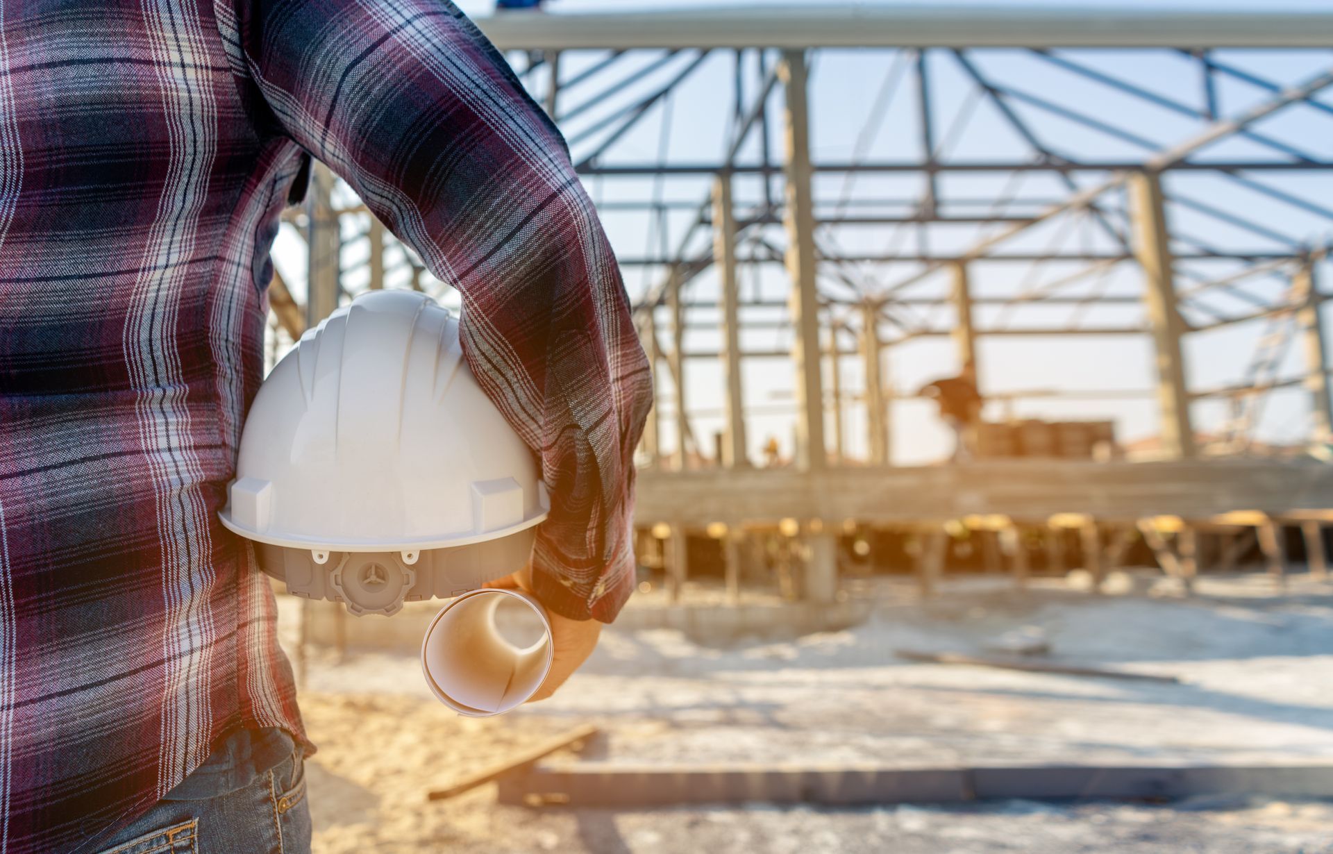 Un homme avec un casque de chantier sous le bras