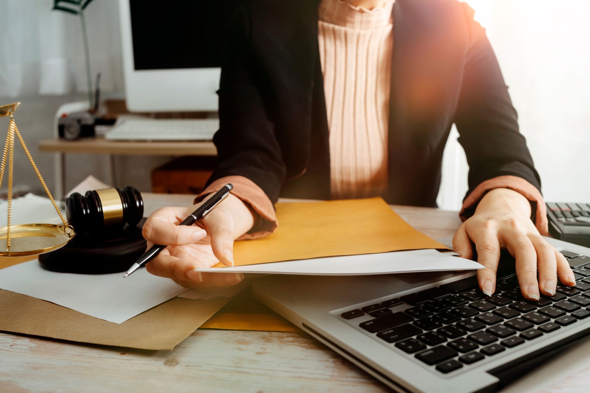 Une avocate tapant sur son clavier d'ordinateur