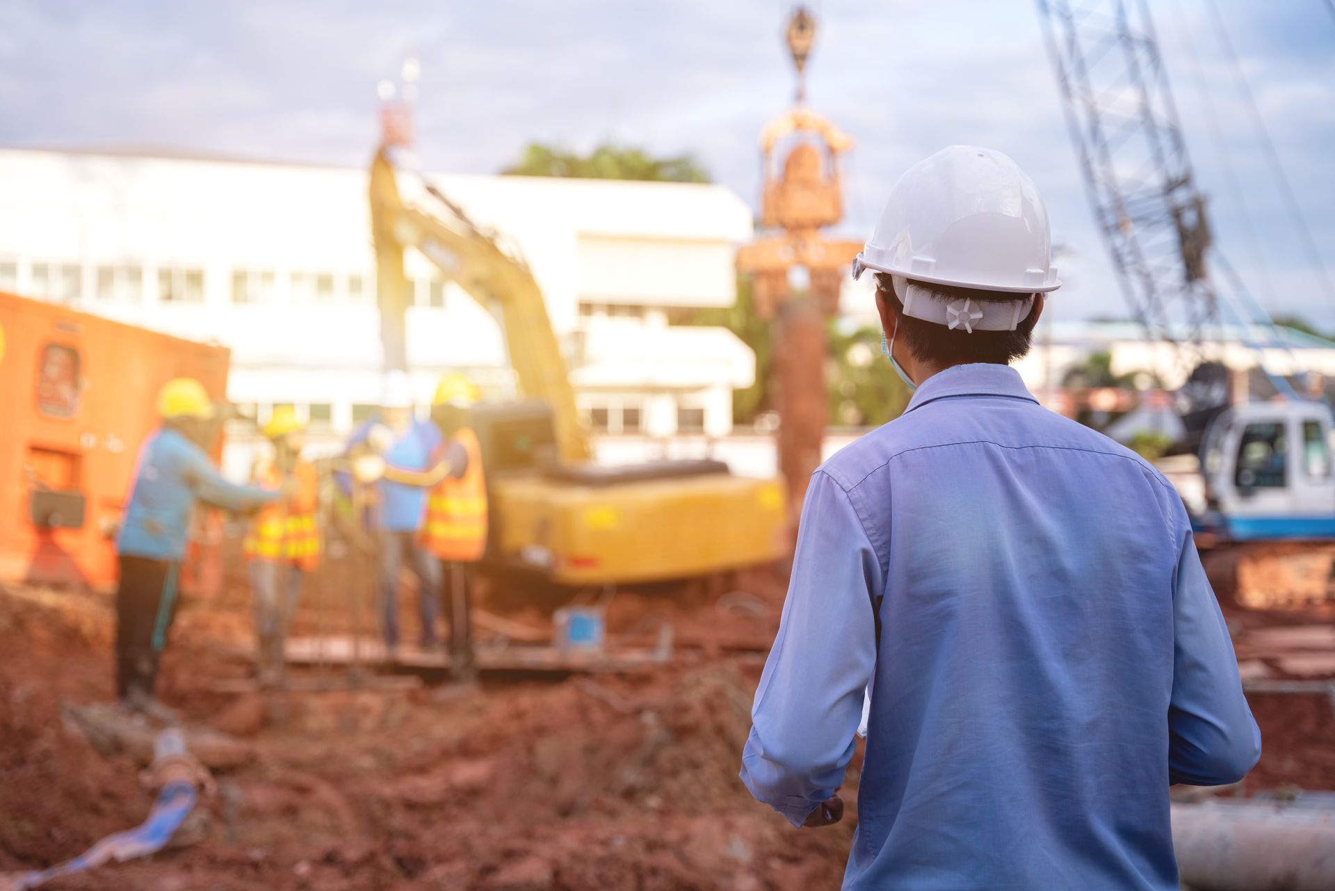 Un homme portant un casque sur un chantier