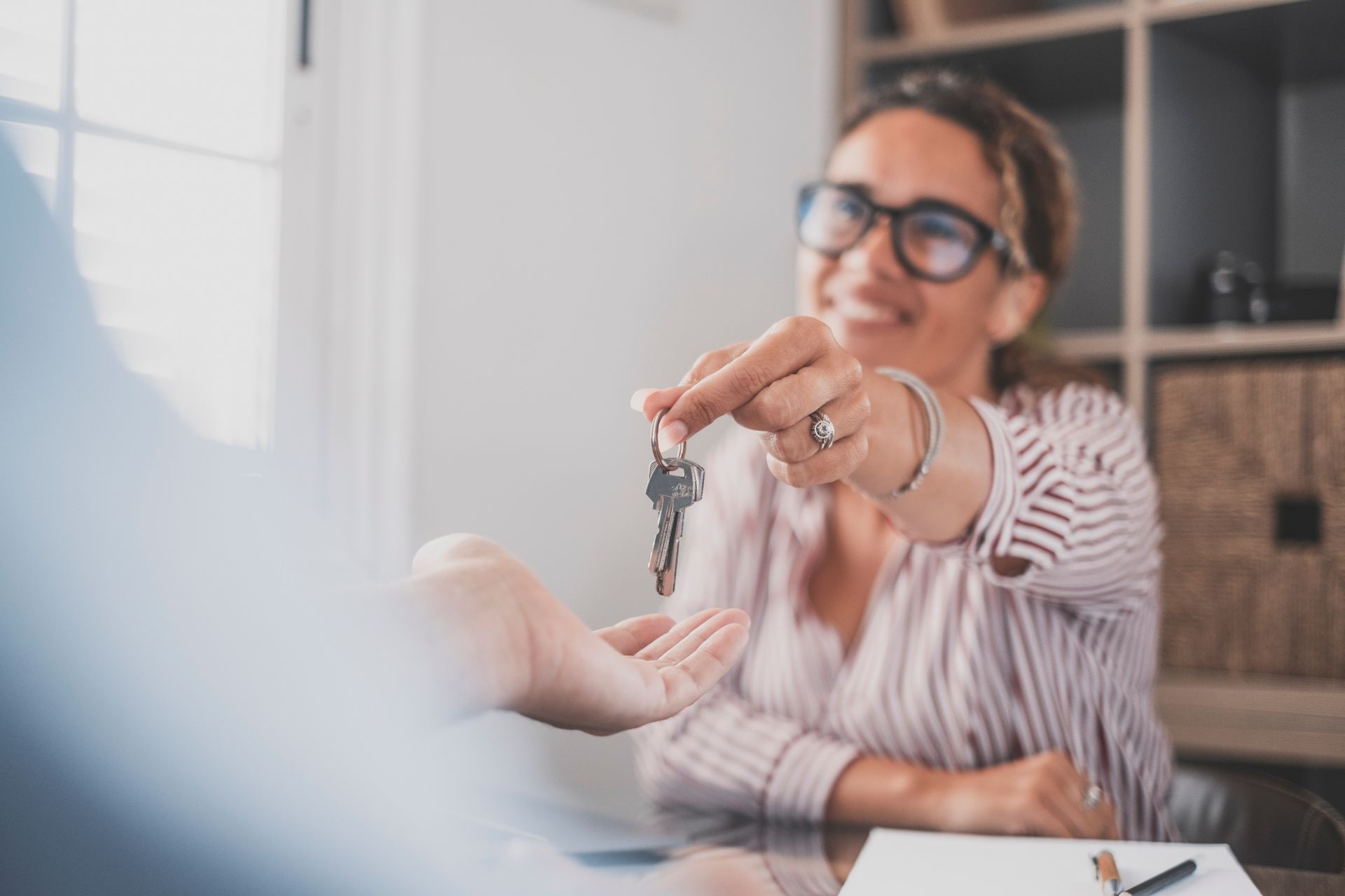 Une femme tendant une clé à un homme