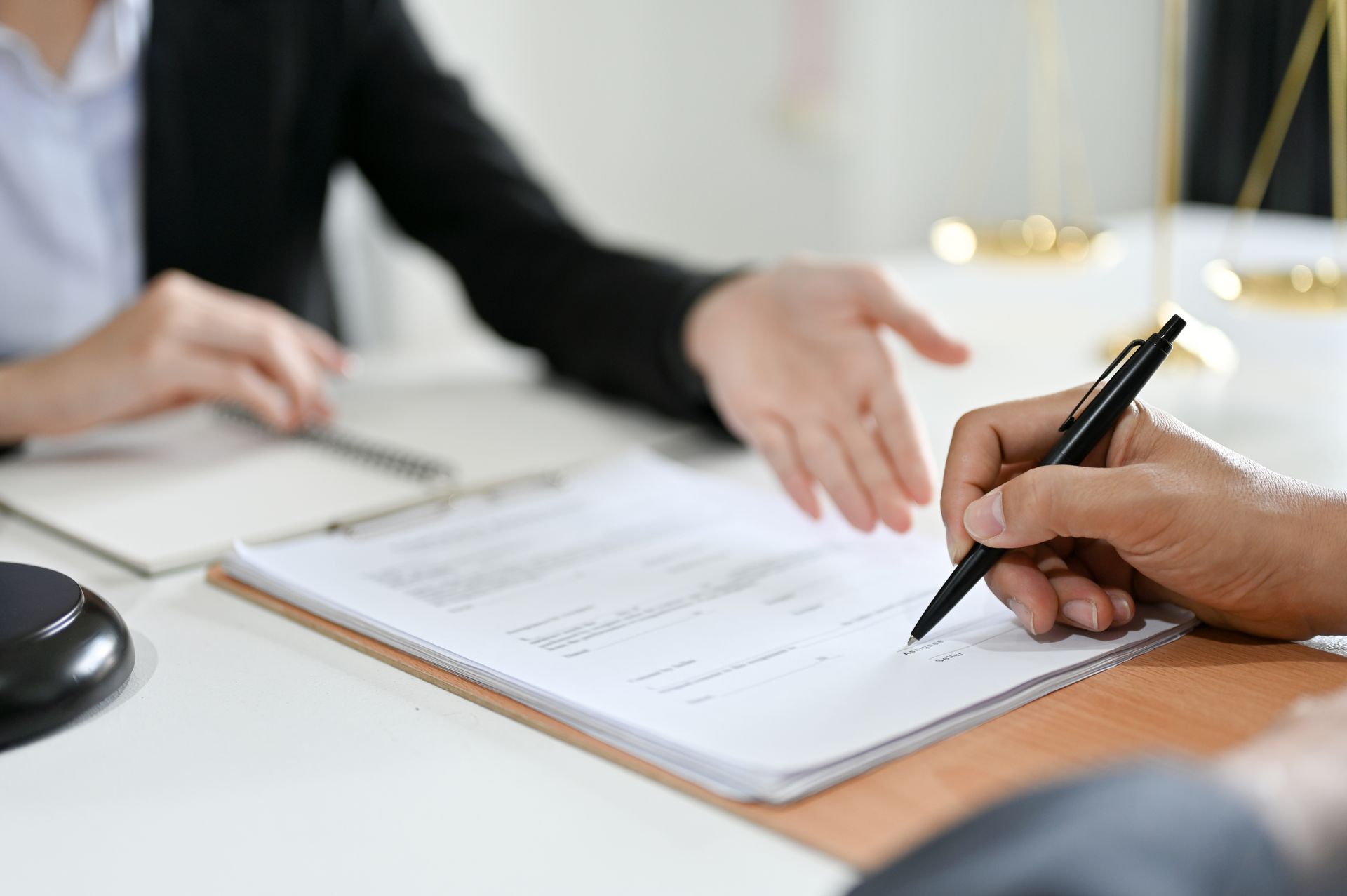 Une femme désignant un contrat
