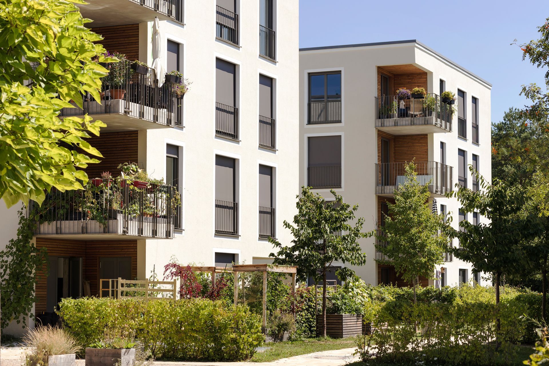 Deux immeubles dan un environnement boisé