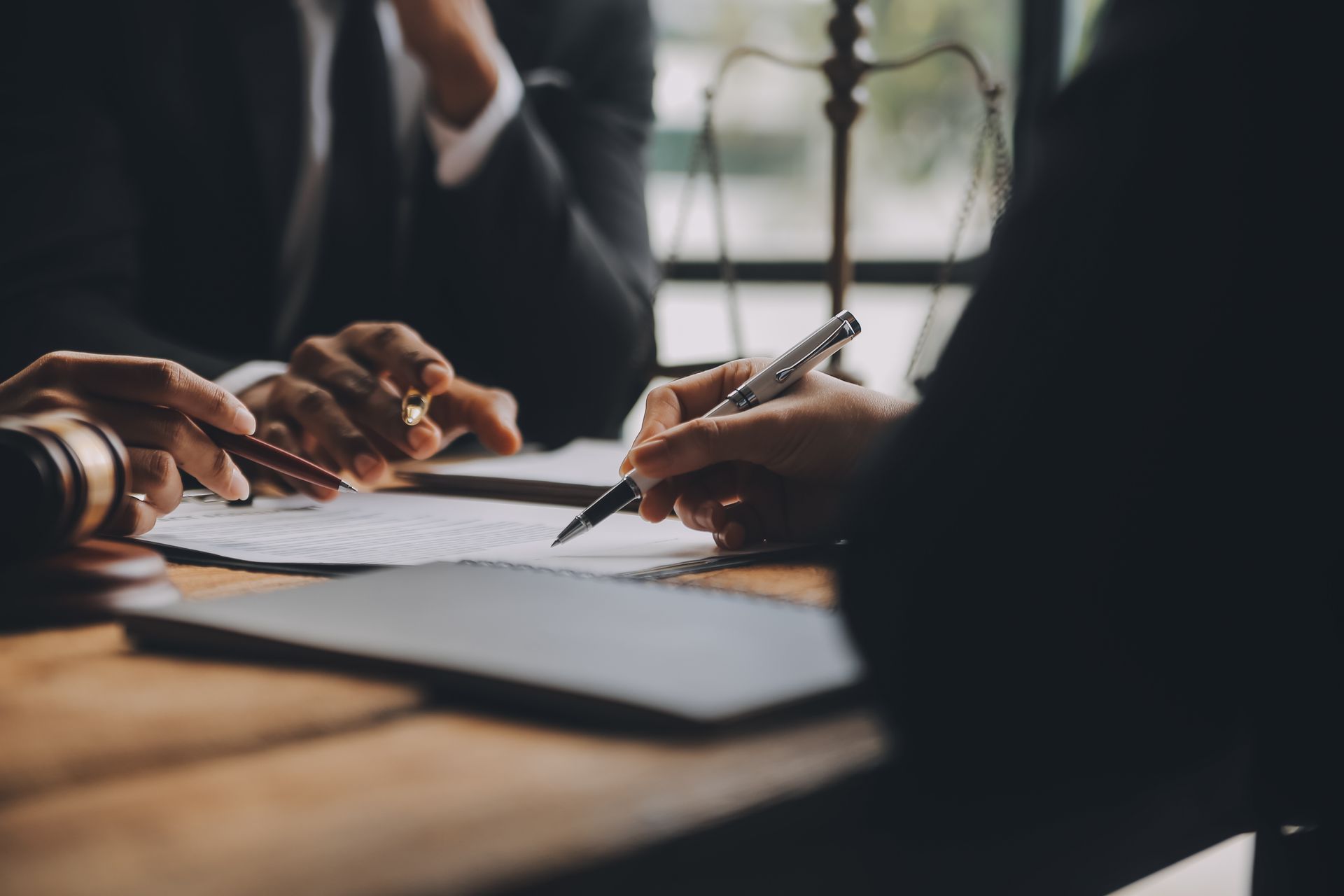 Trois avocats discutant de contrats