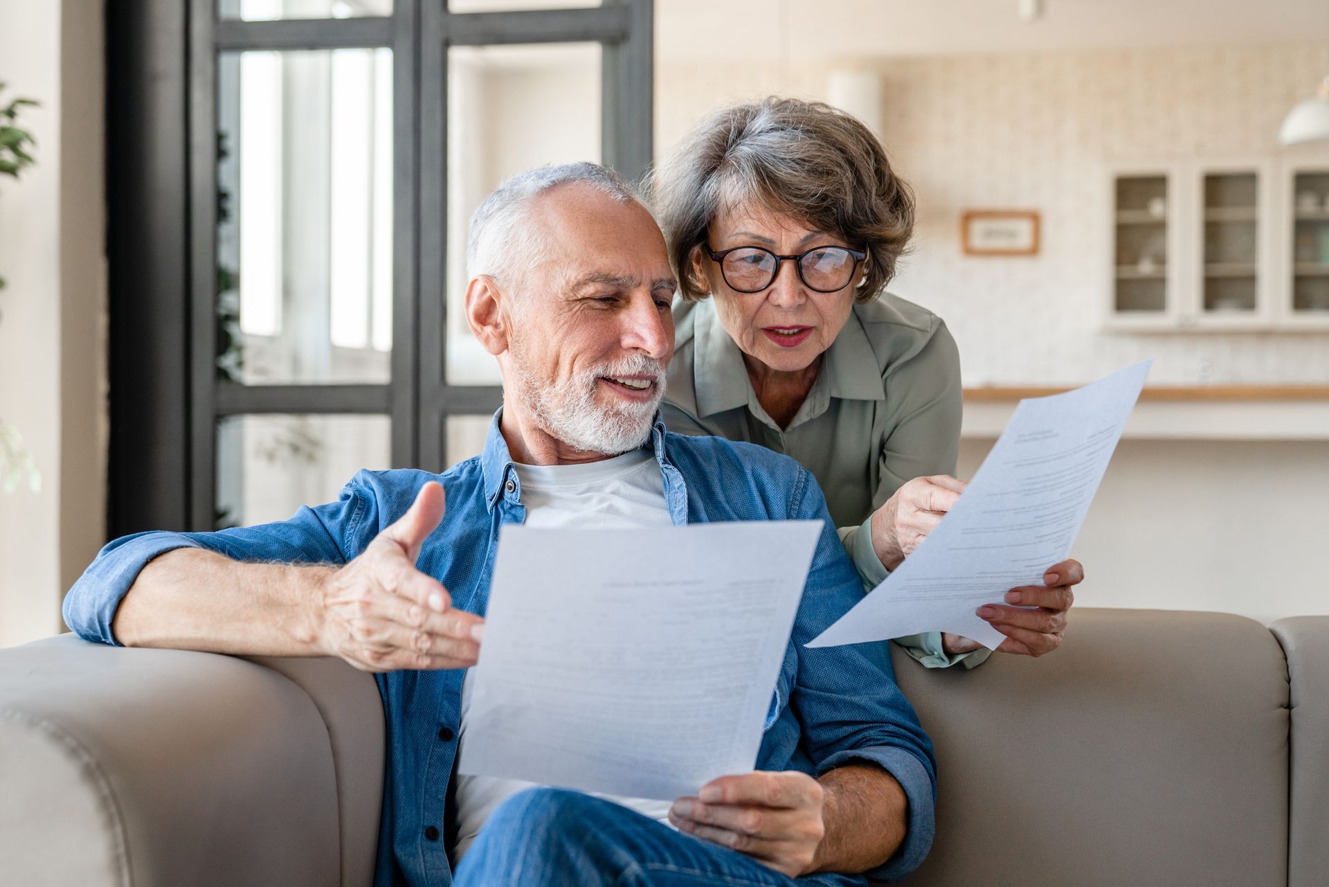 Une couple regardant un contrat