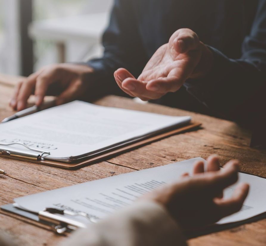 Gros plan sur des contrats