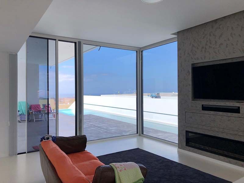 Una sala de estar con un sofá y un televisor de pantalla plana.