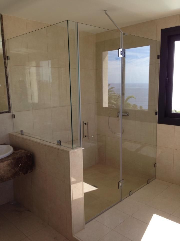 Un baño con ducha y lavabo.