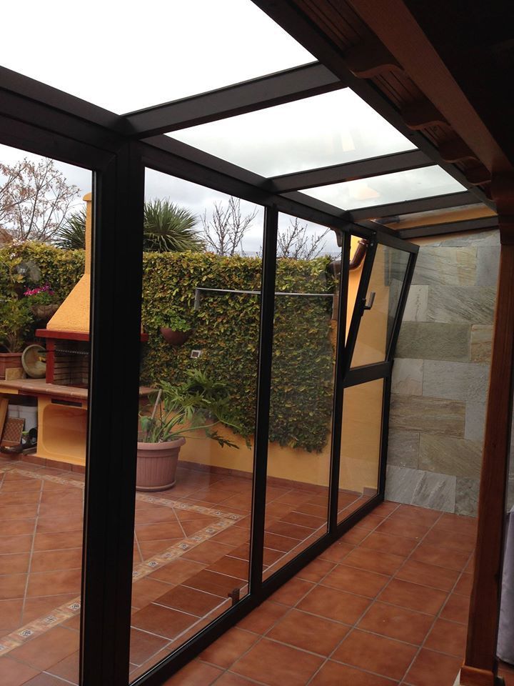 Una habitación con muchas ventanas y techo.