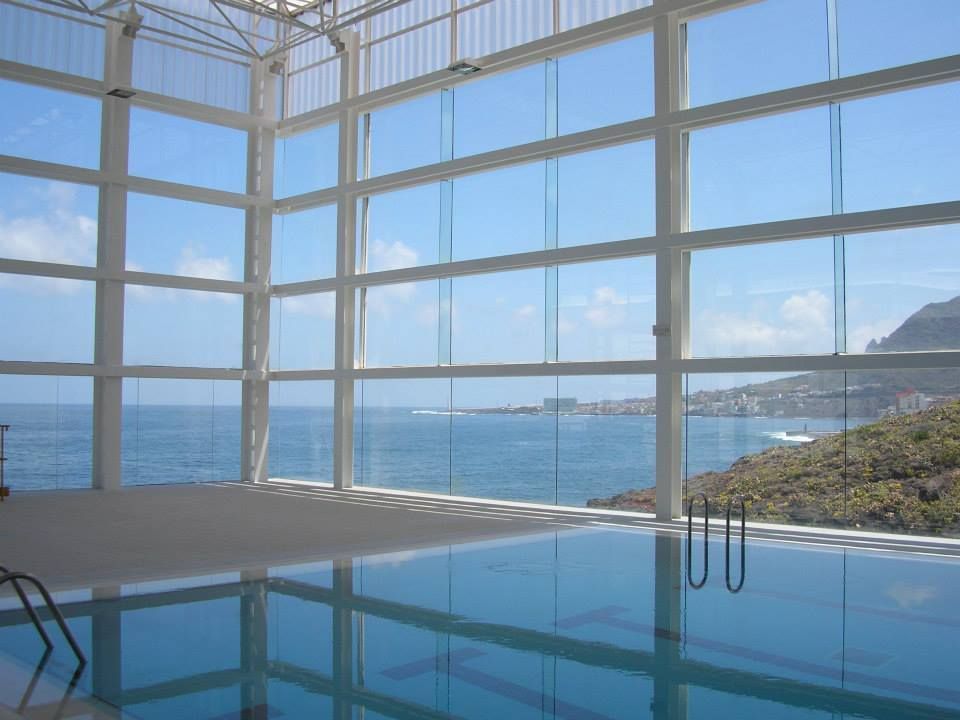 Una gran piscina cubierta con vista al océano.