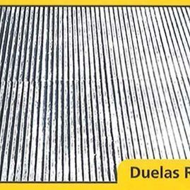 Un dibujo en blanco y negro de una superficie rayada con un borde amarillo.