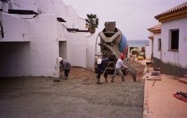 Se está utilizando una hormigonera para verter hormigón en un camino de entrada.