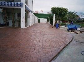 Se está construyendo una pasarela de ladrillos delante de un edificio.