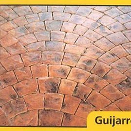 Un primer plano de un piso de ladrillo con un borde amarillo.