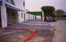 Se está construyendo un camino de entrada de hormigón delante de un edificio.