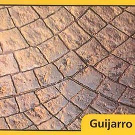 Un primer plano de un piso de ladrillo con la palabra guijarro en él.