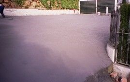 Una persona va en patineta por la calle.