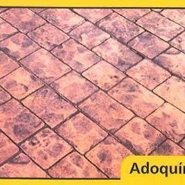 Un primer plano de un piso de ladrillo con un borde amarillo.