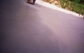 Una persona va en patineta por una calle.