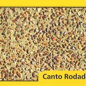 Un primer plano de una superficie de hormigón con pequeñas rocas sobre ella.