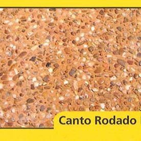 Un primer plano de una pared de ladrillos con un borde amarillo y las palabras canto rodado en ella.