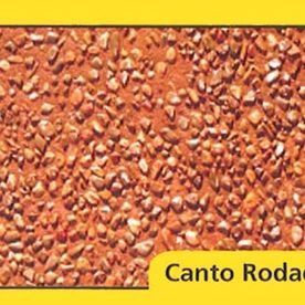 Un primer plano de una pila de rocas sobre un fondo amarillo.