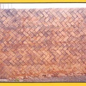 Un primer plano de una pared de ladrillos con un patrón en ella.