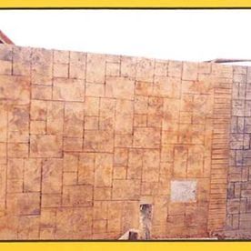 Se está construyendo un gran muro de ladrillos con un borde amarillo.