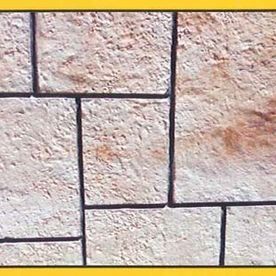 Un primer plano de una pared de ladrillos con un borde amarillo.