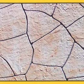 Un primer plano de un piso de piedra con un marco amarillo alrededor.