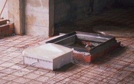 Un piso de ladrillo con un agujero en el medio.