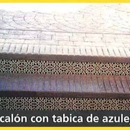 Una imagen de una escalera hecha de madera y ladrillos.