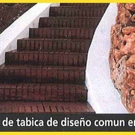 Una imagen de un conjunto de escaleras con barandilla blanca.