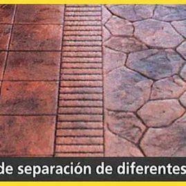 Hay dos tipos diferentes de baldosas en el suelo.