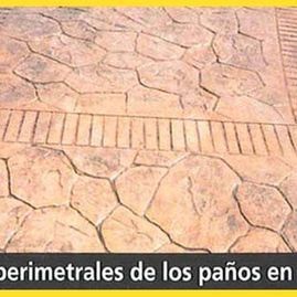 Un primer plano de un piso de concreto con un borde amarillo.