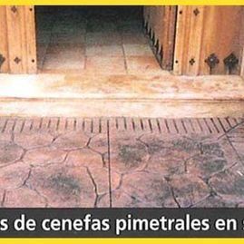 Una imagen de un piso de concreto al lado de una puerta de madera.