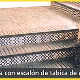 Una imagen de un conjunto de escaleras con un patrón en ellas.