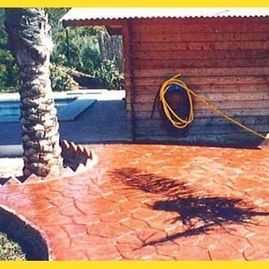 Una manguera está colgada en una pared al lado de un edificio de madera.